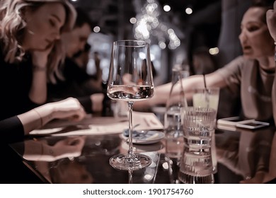 Restaurant Table View Evening Wine Glass, Friends At The Party