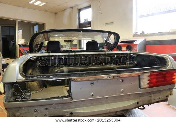 Restoration of a Mercedes 380 SL in a car
paint shop (Kaiserslautern Germany, May 11,
2021)