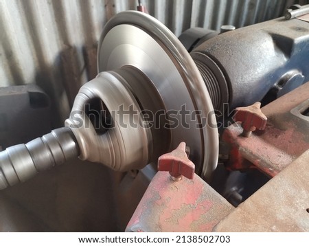 Resurfacing a brake disk rotor. Brake disc lathe easy and effectively reconditions all kind of brake discs or rotors.