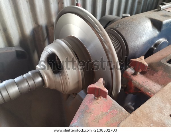 Resurfacing a brake disk rotor. Brake disc lathe\
easy and effectively reconditions all kind of brake discs or\
rotors.