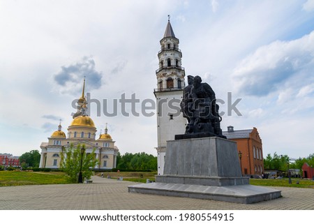 Resurrection Church, Nevyanskaya inclined tower and monument to Peter I and N. Demidov Foto stock © 