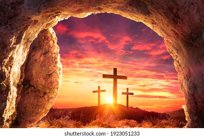 Auferstehungskonzept - leeres Grab mit drei Kreuzen auf dem Hügel bei Sonnenaufgang