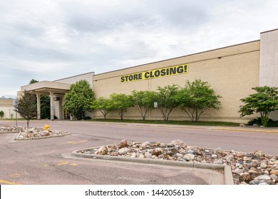 Ein Einzelhandelsgeschäft in einem Vorort-Einkaufszentrum, das für Geschäftskunden geschlossen ist.