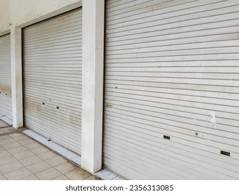 Retail stores close, buyers turn to online stores. Physical stores are closed.