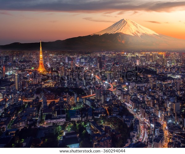 以富士山為背景 修飾東京都市的黃昏照片庫存照片 立刻編輯