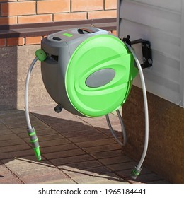 Retractable Green Hose Reel With Sprinkler Or Sprayer. Wall Mounted Retractable Hose Reel With Auto Rewind. Garden Watering, Car Washing. Wall Mounted Retractable Hose Reel With Slow Return System.