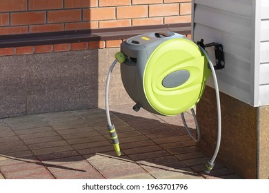 Retractable Hose Reel With Sprinkler Or Sprayer. Wall Mounted Retractable Hose Reel With Auto Rewind. Garden Watering, Car Washing. Wall Mounted Retractable Hose Reel With Slow Return System.