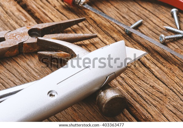 the retractable utility knife with Heavy-Duty\
Utility Blade