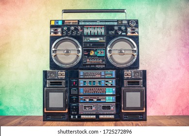 Retro Boombox Getto Blaster veraltete tragbare Radio Empfänger mit Kassettenrekorder aus 80er Front Gradient farbigen Wand Hintergrund. Rap, Hip Hop, R&B Musikkonzept. Vintage altes gefiltertes Foto
