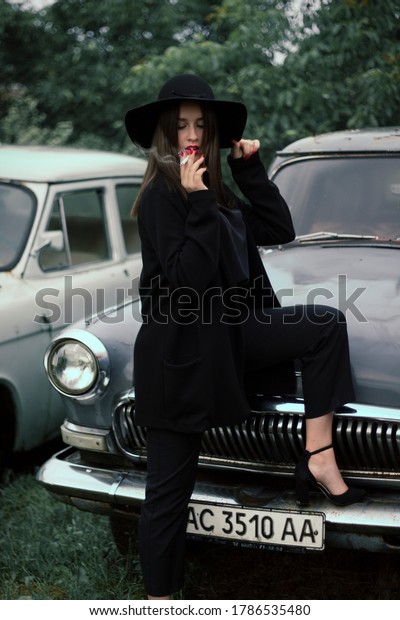 RETRO CAR AND A LADY WITH\
A CIGARETTE