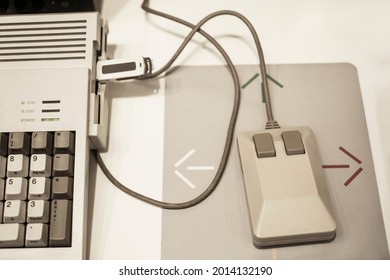  Retro Computer Mouse, Keyboard On Table Background