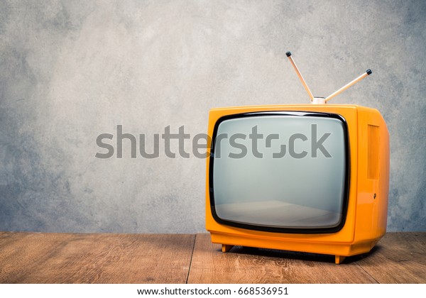 Retro Alte Orangefarbene Tv Empfanger Auf Tischvorn Stockfoto Jetzt Bearbeiten