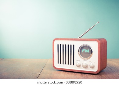 Ретро старое радио фронт мятно-зеленый фон. Фото в винтажном стиле