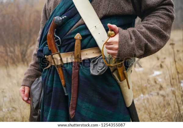 レトロな古いサーベル ナイフ 古い銃がスコットランドの岬の帯にぶら下がっている の写真素材 今すぐ編集