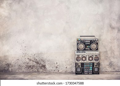 Retro alten Schule Design ghetto blaster Boombox Stereo Radio Kassettenrekorder aus 80er Front Beton Wand Hintergrund. Nostalgischer Rap, Hip Hop, R&B Musikkonzept. Vintage gefiltertes Foto