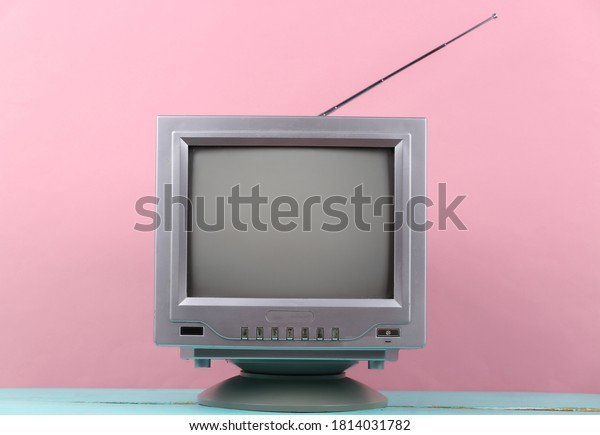 Retro old tv set on pink\
background.