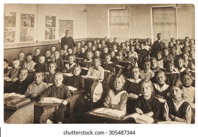 Retro Picture Of Classmates. Group Of Children In The Classroom. Vintage Photo From 1920 With Original Film Grain, Blur And Scratches.