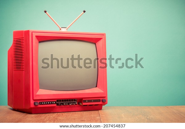 レトロな赤い古いテレビのフロントミントの緑の背景 の写真素材 今すぐ編集
