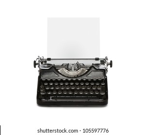 Máquina de escribir retro oxidada con papel aislado en fondo blanco