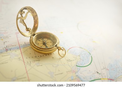 Retro-Stil antiken goldenen Kompass (Sonnenuhr) und alte nautische Karte, Nahaufnahme. Vintage Stillleben. Segelzubehör. Wanderlust, Reise und Navigation Thema. Grafikressourcen, Kopienraum