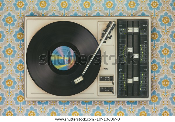 花の壁紙の上に古いレコードプレーヤーのレトロなスタイルの画像 の写真素材 今すぐ編集
