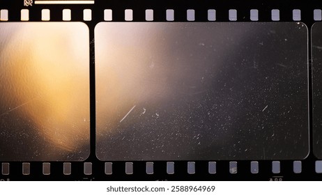 Superposición de marco de película retro Super 8mm con polvo, arañazos y textura de Antiguas	