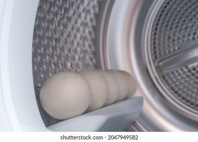 Reusable Eco Non-Toxic Wool Balls In Dryer Machine. Alternative To Dryer Sheet. Eco Friendly Laundry Supplies. 