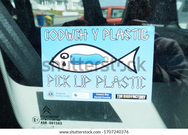rhosneiger, wales. 05/05/2018 A pick up\
plastic and don\'t litter sticker in the window of a car. Welsh\
tourist beaches are kept clean with anti later notices and beach\
cleaners. Plastic\
pollution.