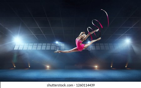 Художественная гимнастка на профессиональной арене.