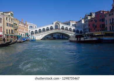 Rialto Bridge: a view of Ponte di Rialto from Canal Grande - Venezia, Italy 11/10/2018 - Photo
