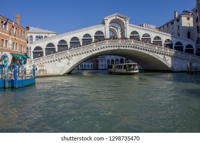 Rialto Bridge: a view of Ponte di Rialto from Canal Grande - Venezia, Italy 11/10/2018 - Photo
