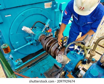 
Riau, Indonesia : Dec 2021 A Technician Is Installing A Laser Alignment Tool On A Pump That Has Been Repaired