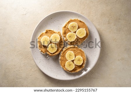 Rice cakes with banana and peanut butter, healthy protein snack