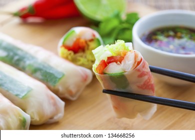 Rice paper rolls with prawns and dipping sauce