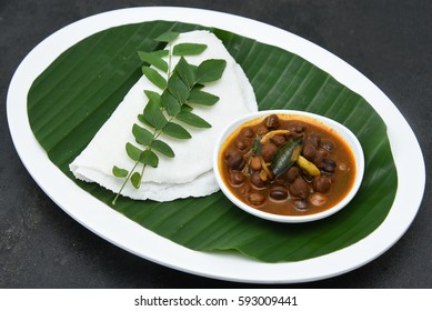 Rice pathir/Pathiri flat bread with spicy bengal gram curry, Kerala India. Popular traditional South Indian breakfast/dinner dish of Malabar Muslims. Eaten side dish on Ramadan/Ramzan, Eid festival.