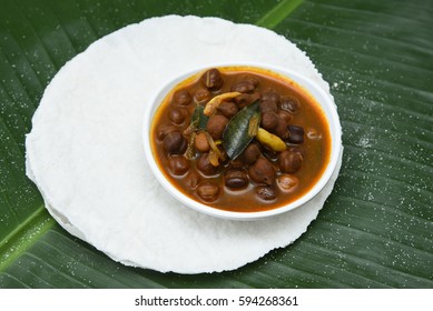 Rice pathir/Pathiri flat bread with spicy bengal gram curry, Kerala India. Popular traditional South Indian breakfast/dinner dish of Malabar Muslims. Eaten side dish on Ramadan/Ramzan, Eid festival.