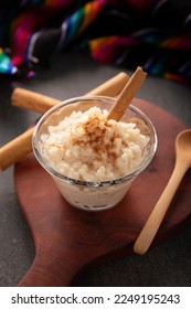 Rice pudding. Dulce hecho a base de arroz cocinado en leche y azúcar, algunas recetas incluyen canela, vainilla u otros ingredientes, es un postre muy fácil de hacer y muy popular en todo el mundo.