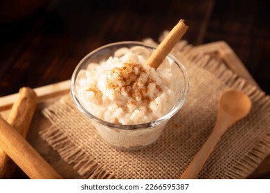 Rice pudding. Dulce hecho a base de arroz cocinado en leche y azúcar, algunas recetas incluyen canela, vainilla u otros ingredientes, es un postre muy fácil de hacer y muy popular en todo el mundo.