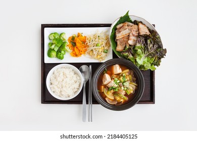 Rice and side dish dishes, the main Korean meal menu, are on a tray.
