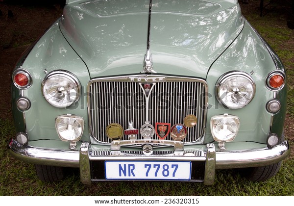 Richmond,\
KwaZulu Natal, South Africa - December 7, 2014: Vintage Oldsmobile\
on show at Natal Vintage Tractor and Machinery Club at Baynesfield\
Estate in Richmond, KwaZulu-Natal, South\
Africa