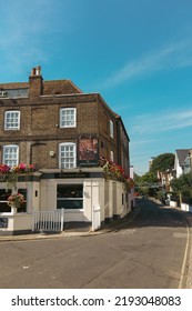 Richmond, London | UK - 2022.08.14: Beautiful Apprentice Pub On Hot Sunny Day