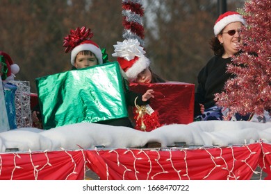 Richmond, Virginia/USA - Dec 17, 2009 : Family Riding On A Christmas Parade Float