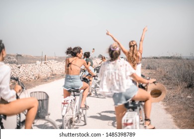 Ride A Bike Whit Freinds