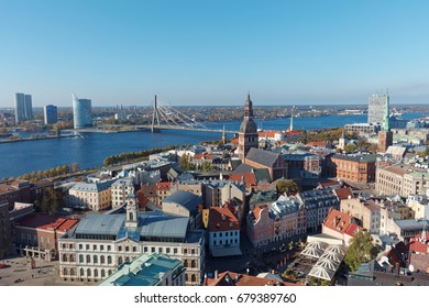 RIGA, LETONIA - 15 DE OCTUBRE DEL 2016: Vista aérea de la ciudad de Riga.  Con 639.630 habitantes (2016), Riga es la ciudad más grande de los países bálticos y alberga a un tercio de la población de Letonia