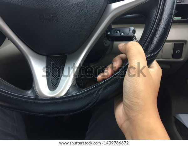 Right hand of people driving Wrong\
handle of the steering wheel Not being properly\
positioned