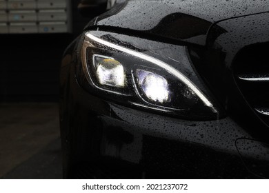 right headlight of a car mercedes benz xenon light