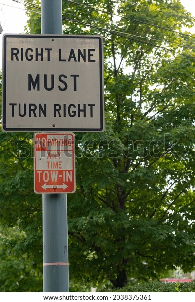 Right lane must turn right street sign with no\
parking sign below