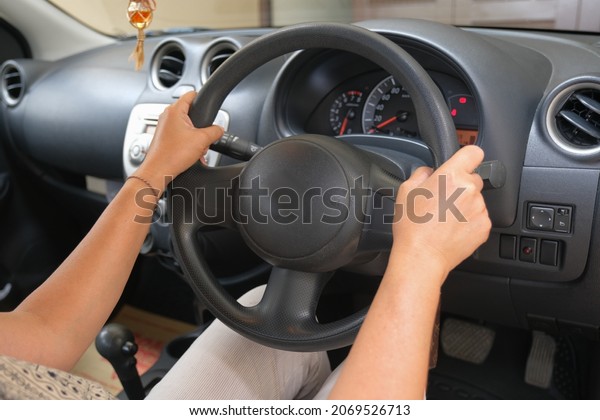 The\
right position of the hands on the steering\
wheel.