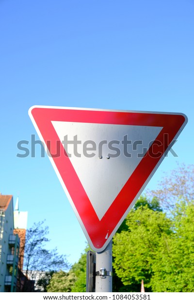 right of way sign\
\

