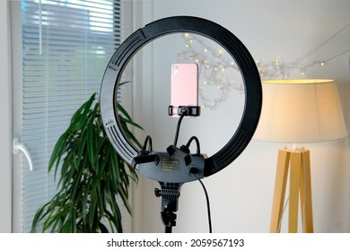 Ring Light And Rosa Smartphone, Concept Of Virtual Live Streaming, Over-the-shoulder Shots Of Live Virtual Presentations, For Example, Meetings, School, Video Games, Hobby During Quarantine